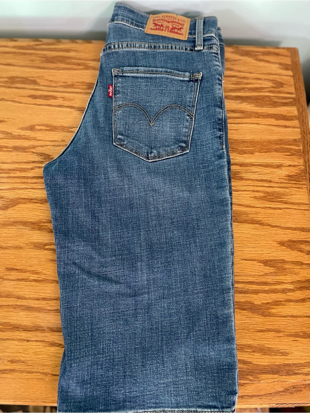 Women’s Levi's Denim Bermuda Shorts. Excellent Cond. size 27”. Size4